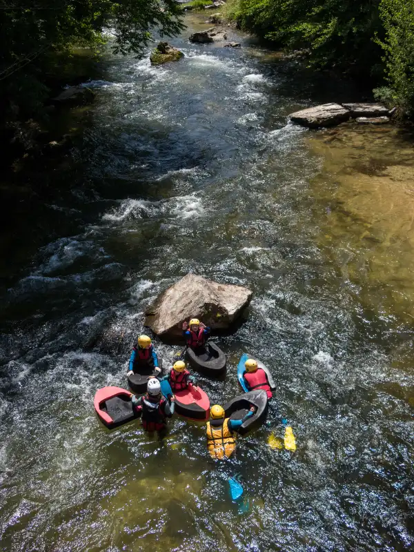 groupe pratiquant l’hydrospeed sur la rivière Aude dans la Haute Vallée de l’Aude dans les Pyrénées