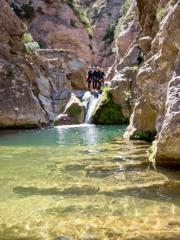 Paysage du canyon de Termes avec un groupe de canyoning au sommet d’une cascade dans les Gorges du Terminet dans l’Aude