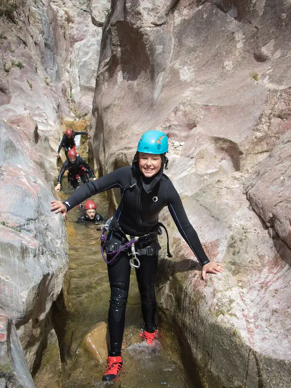 articipants progressant dans un passage étroit du canyon lors d’une sortie canyoning dans les Gorges du Terminet à Termes dans l’Aude