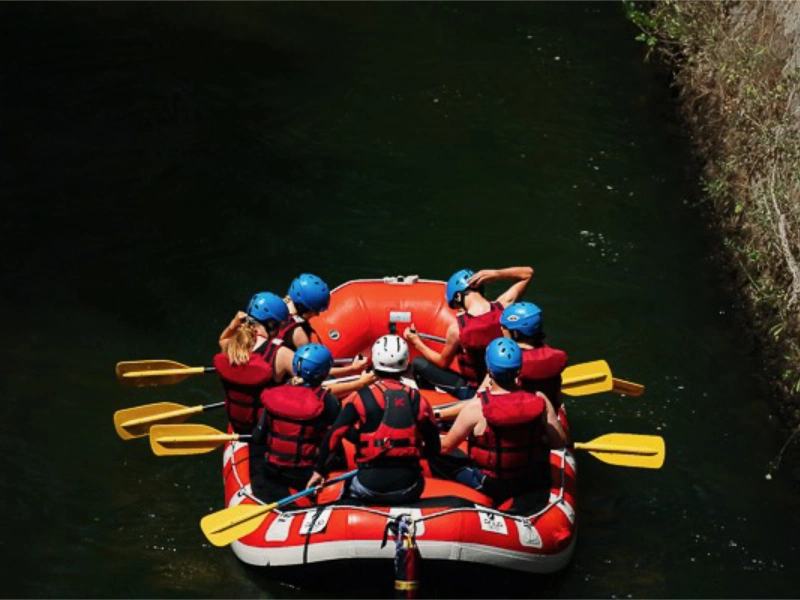 groupe faisant du rafting sur la rivière Aude dans les Pyrénées près de Quillan