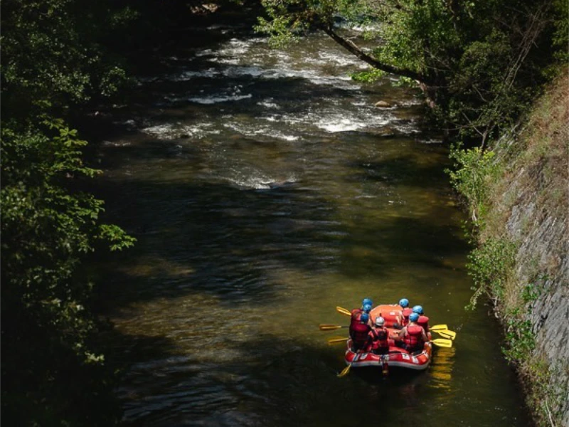 Équipage en rafting descendant une section calme de la rivière Aude dans les Pyrénées audoises