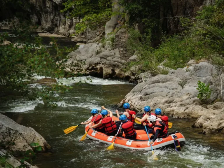 groupe pratiquant le rafting sur la rivière Aude dans les Pyrénées