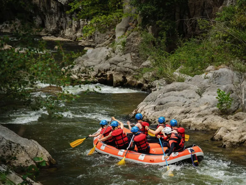 groupe pratiquant le rafting sur la rivière Aude dans les Pyrénées