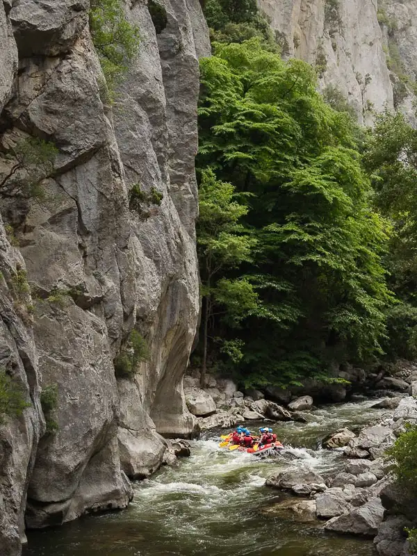Rafting dans les gorges de la Pierre-Lys sur la rivière Aude dans les Pyrénées audoises