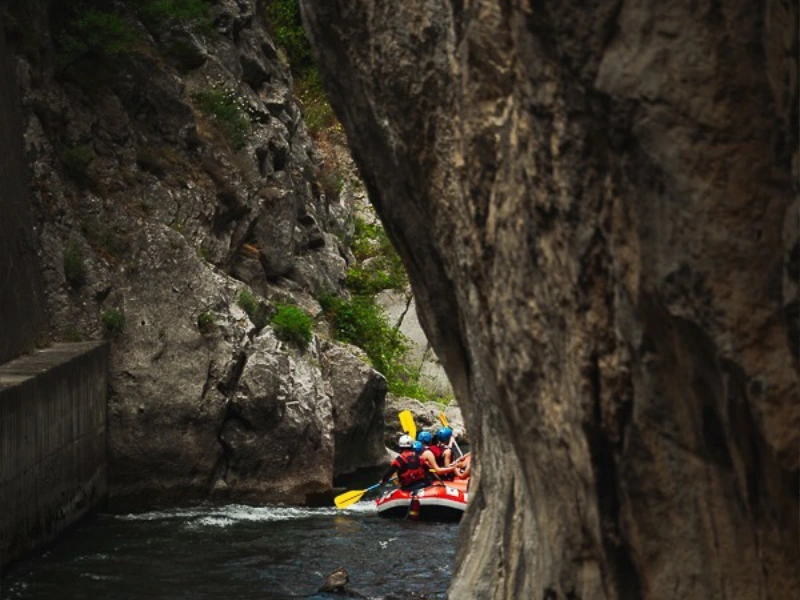 Rafting dans les gorges rocheuses de la rivière Aude près d’Axat dans les Pyrénées audoises