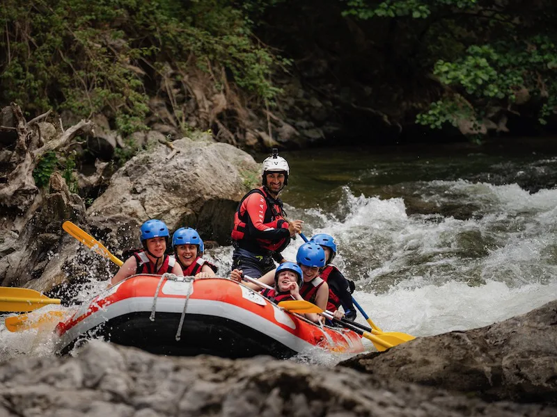 groupe pratiquant le rafting sur la rivière Aude dans les Pyrénées