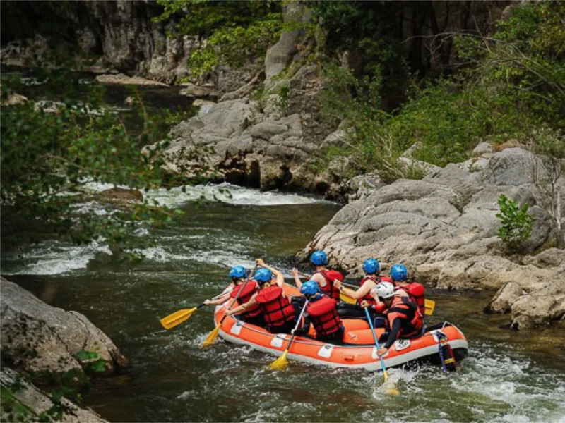 groupe descendant la rivière Aude en rafting près de Quillan dans l’Aude