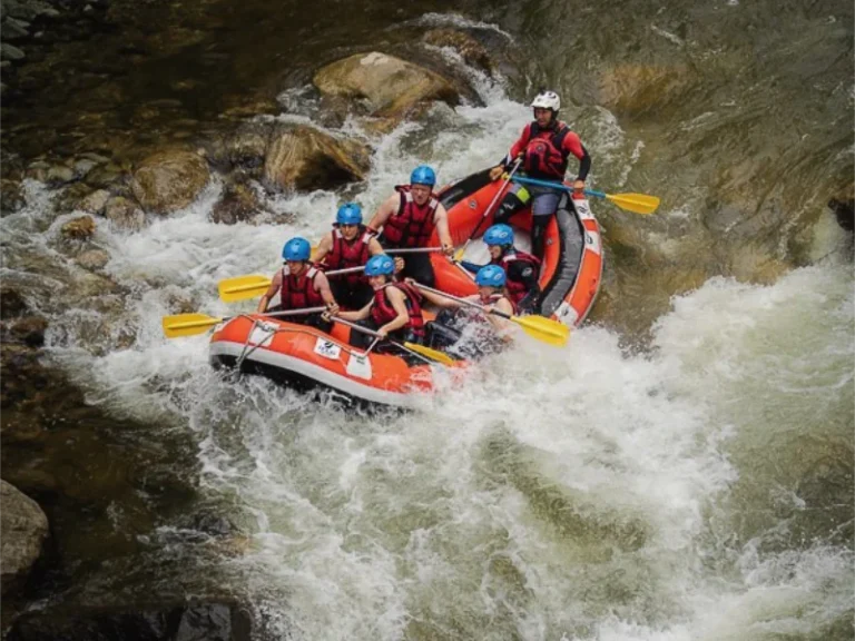 Équipage franchissant un rapide en rafting sportif sur la rivière Aude près d’Axat
