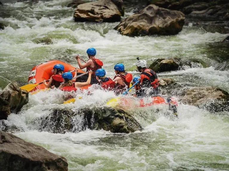 Équipage franchissant un rapide en rafting sportif sur la rivière Aude dans les Pyrénées