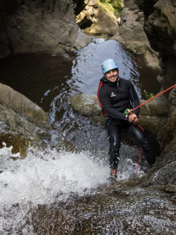 Pratiquant descendant en rappel dans une cascade du canyon du Baousous à Céret dans les Pyrénées-Orientales
