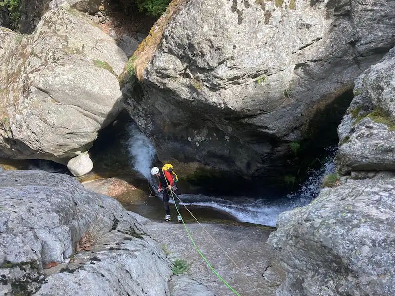 Pratiquant descendant en rappel dans le canyon du Cady dans le massif du Canigou près de Vernet-les-Bains dans les Pyrénées-Orientales