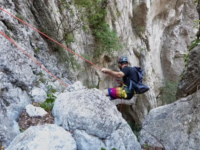 Descente en rappel dans le canyon de l’Ermitage des gorges de Galamus près de Saint-Paul-de-Fenouillet dans les Pyrénées-Orientales