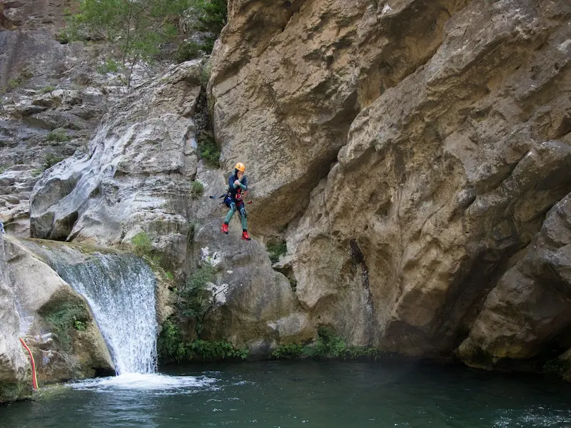 Participant réalisant un saut dans une vasque lors d’une sortie canyoning dans les Gorges du Terminet à Termes dans l’Aude