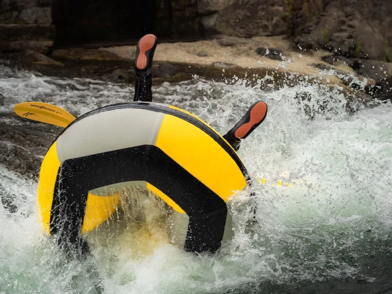 participant pratiquant le tubing dans un rapide de la rivière Aude près de Quillan
