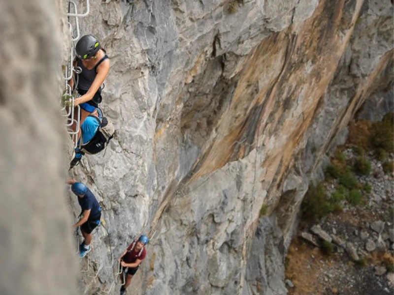 participants progressant sur la via ferrata La Panoramique à Saint-Paul-de-Fenouillet dans les Pyrénées-Orientales