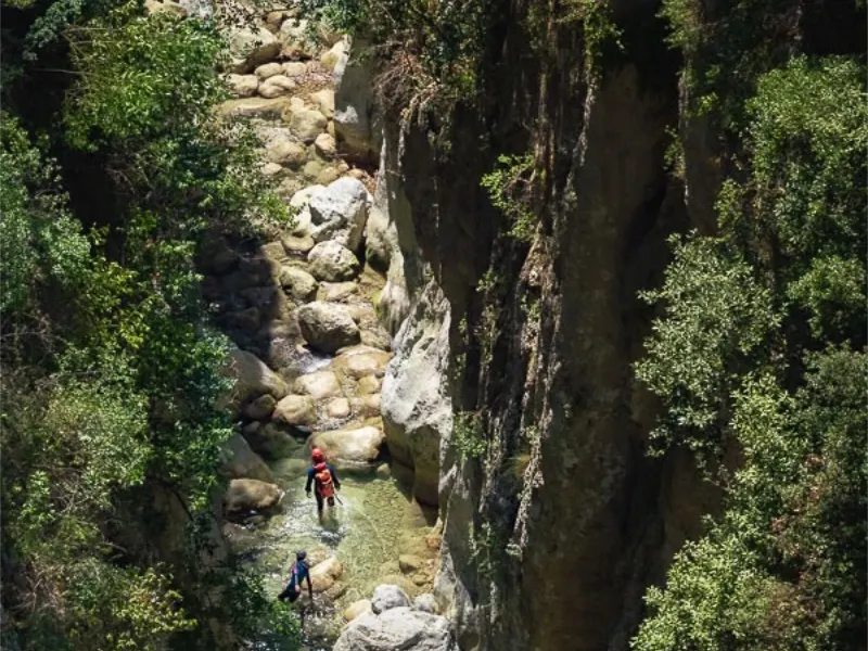 Vue en hauteur du canyon des gorges de Galamus avec des participants en canyoning dans la rivière Agly près de Saint-Paul-de-Fenouillet