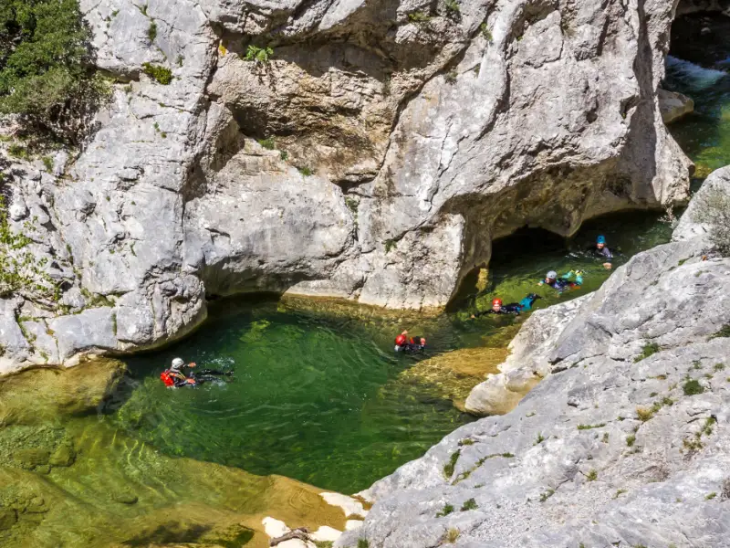 Groupe de participants en canyoning dans les gorges de Galamus