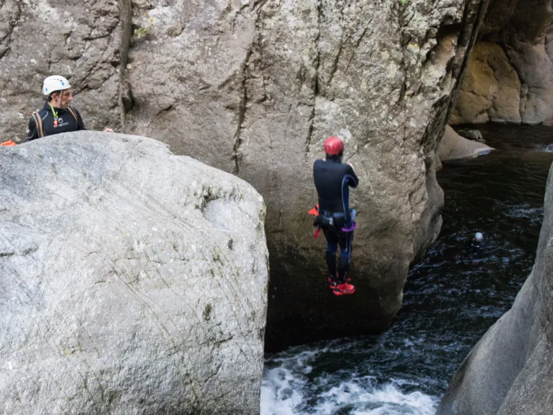 canyoning Llech saut dans vasque Pyrénées Orientales canyon sportif Canigou