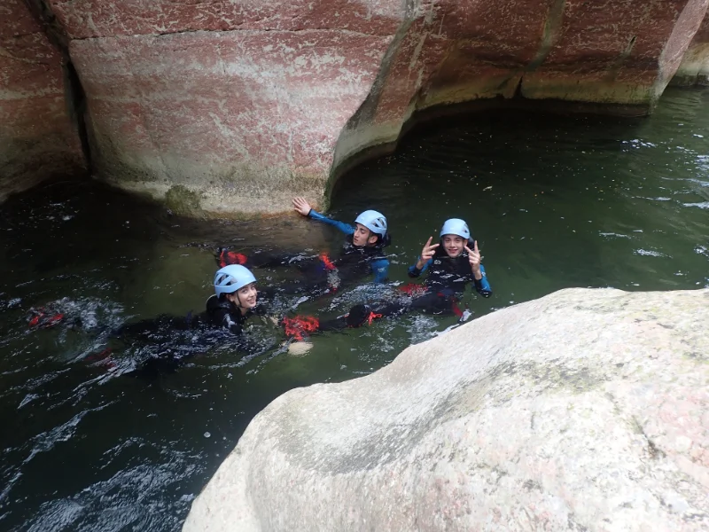 canyoning Termes Aude nage groupe parcours ludique Corbières