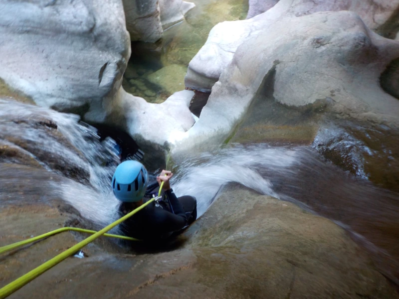 canyoning Termes Aude descente en rappel roche sculptée cascade parcours initiation