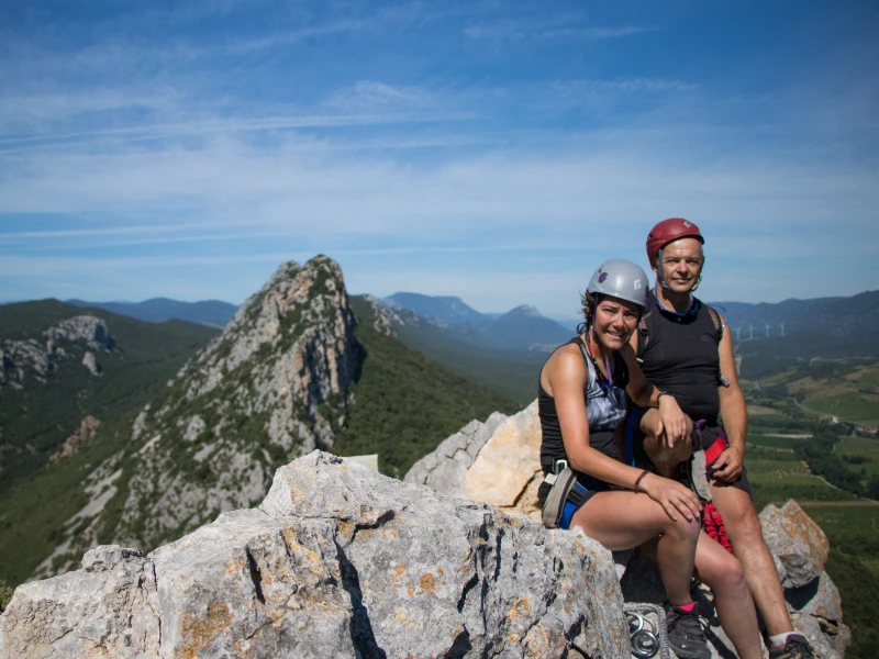 Couple en via ferrata avec vue sur les Fenouillèdes dans les Pyrénées-Orientales