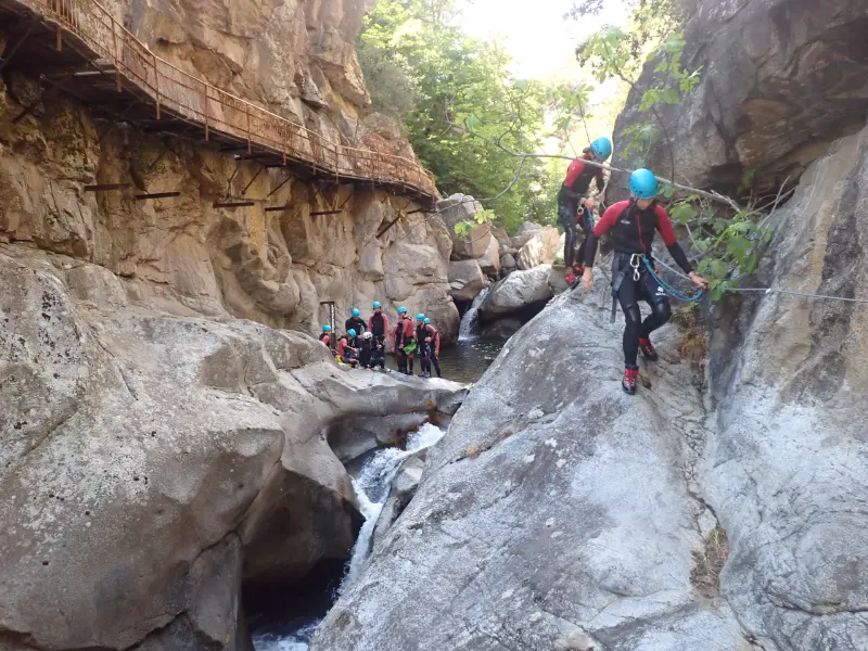 Progression dans les gorges de la Castellane