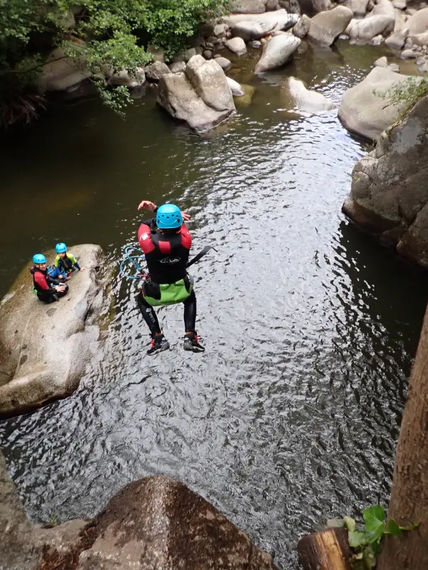 Participant réalisant un saut dans une vasque du canyon de Molitg-les-Bains près de Prades dans les Pyrénées-Orientales