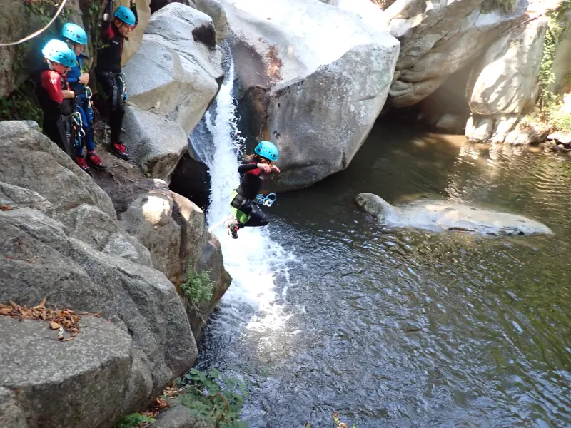 Enfant sautant dans une vasque lors d'une sortie canyoning à Molitg-les-Bains